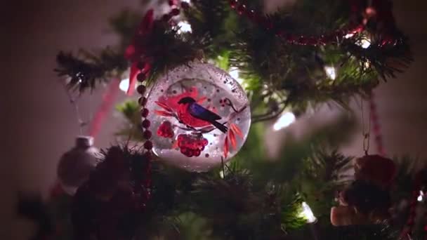 美しい装飾されたクリスマスツリーには 夜のリビングルームにはボケのライトが飾られています 新年の準備と待っているという概念 — ストック動画