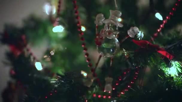 Zamazane Dekoracje Świąteczne Pięknie Urządzonej Choince Lampkami Bokeh Salonie Nocy — Wideo stockowe