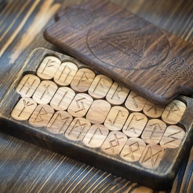 Masanın üzerine oyulmuş tahta bir kutunun içindeki bulanık rünler. Gelecek okumalar ve esrarengiz kavramlar. Sihirli ritüeller, Moskova, Rusya-Haziran 2021.