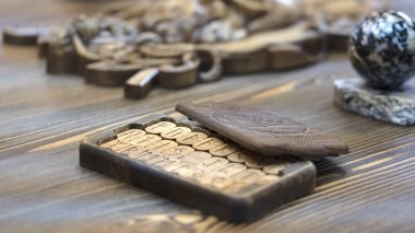 Masanın üzerine oyulmuş tahta bir kutunun içindeki bulanık rünler. Gelecek okumalar ve esrarengiz kavramlar. Sihirli ritüeller, Moskova, Rusya-Haziran 2021.