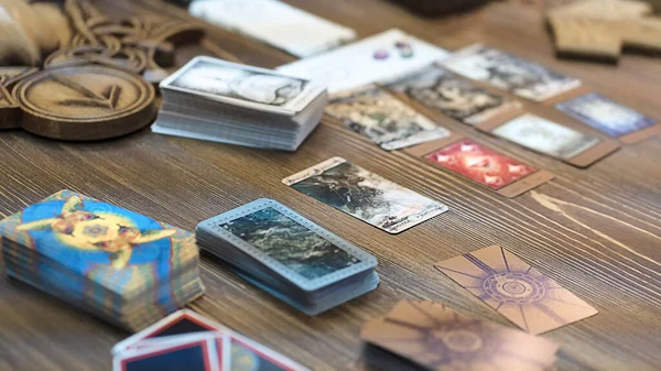 Tarot-Kartenleser arrangiert Karten in einer Kartenauslage. Wahrsagerisches Konzept Stockbild