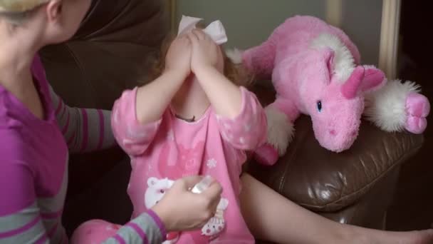 Homályos kilátás az anya segítségével orrszívó orvosi. A lányának taknya van.. — Stock videók