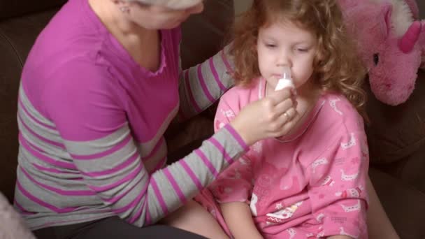 鼻吸引器医療を使用して母親のぼやけた眺め。娘はいない. — ストック動画
