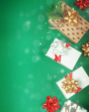 Yeşil arka planda farklı hediyelerden oluşan Noel kompozisyonu. Noel ve Yeni Yıl 'ın minimum konsepti. Yüksek kalite fotoğraf