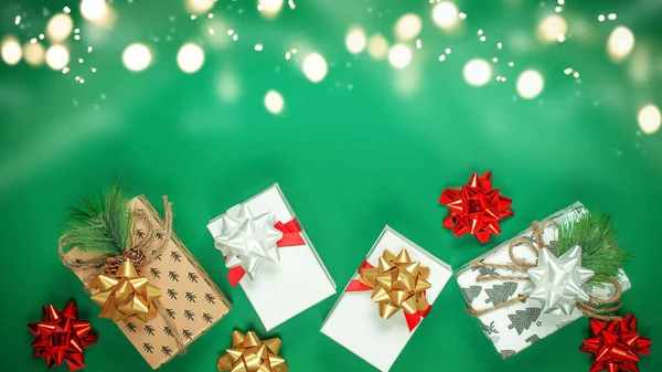 Kerstcompositie Gemaakt Van Verschillende Cadeaus Groene Achtergrond Minimaal Concept Van — Stockfoto