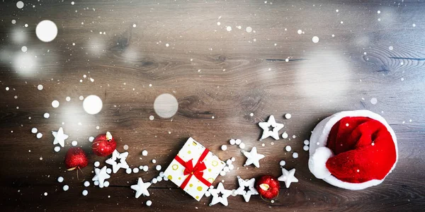 茶色の木製の背景にクリスマスの装飾の狂気のクリスマスの組成物 トップビュー フラットレイアウト 新年のコンセプト 高品質の写真 — ストック写真
