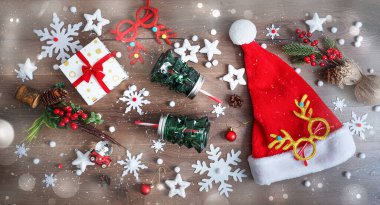 Kahverengi ahşap arka planda Noel süslemesi için çılgın bir Noel kompozisyonu. Üst manzara, düz yatış. Yeni yıl konsepti. Yüksek kalite fotoğraf