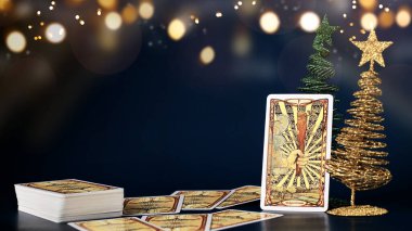 Noel süslemesinde tarot kartları. Esrarengiz kavram, falcılık ve tahminler, Moskova, Rusya-Temmuz 2021. Yüksek kalite fotoğraf