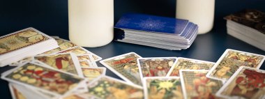 Noel süslemesinde tarot kartları. Esrarengiz, falcı ve kehanetler