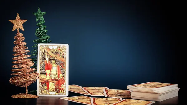 Карти Таро в різдвяному прикрасі. Езотерика, розповідь про статки та прогнози — стокове фото
