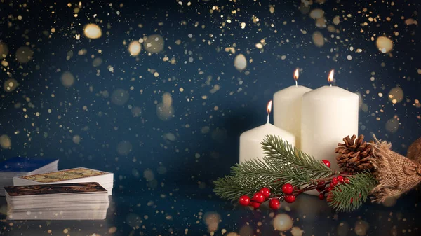 Карти Таро в різдвяному прикрасі. Езотерика, розповідь про статки та прогнози — стокове фото