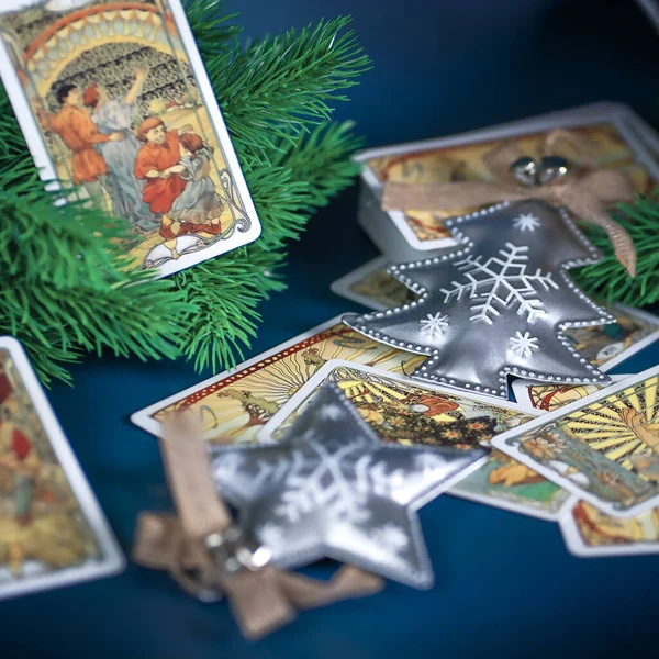 Tarotkarten Weihnachtsdekoration Esoterisches Konzept Wahrsagerei Und Vorhersagen Moskau Russland Juli Stockbild