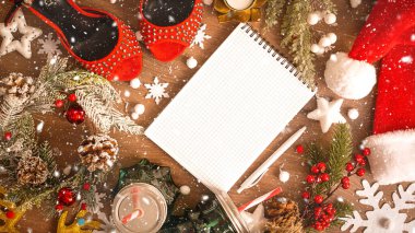 Kahverengi ahşap arka planda Noel süslemesi için çılgın bir Noel kompozisyonu. Üst manzara, düz yatış. Yeni yıl konsepti. Yüksek kalite fotoğraf