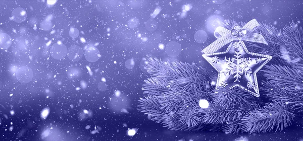 Wazig Spandoek Voor Kerstmis Nieuwjaar Verticale Wintersamenstelling Met Boomtakken Ornamenten — Stockfoto