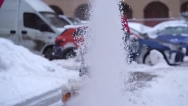 Размытый Снегоочиститель Зимой Убирает Белый Снег Дороги Фоне Сильного Снегопада — стоковое видео