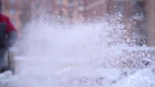 Verwischter Schneepflug Traktor Winter Entfernt Weißen Schnee Von Der Straße — Stockvideo