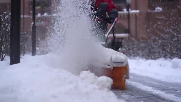 Verwischter Schneepflug Traktor Winter Entfernt Weißen Schnee Von Der Straße — Stockvideo