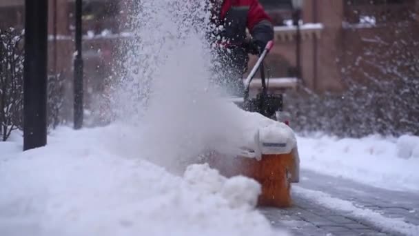 Suddig Snöplog Traktor Vintern Avlägsnar Vit Snö Vägen Mot Kraftigt — Stockvideo