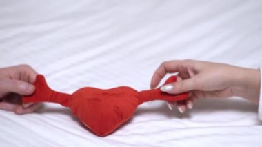 Kırmızıkalp, seni kadın ve erkeğin ellerinde seviyorum. Kucaklanmak için kollarını açmış soyut kırmızı kalp. Aşk kavramı, Sevgililer Günü Kutlama geçmişi.