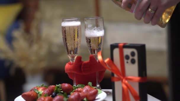 Bulanık Sevgililer Günü Kompozisyonu Masada Tane Iphone Çileği Var Erkek — Stok video