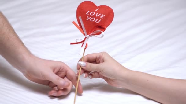 Женская Рука Дающая Сердце Мужской Руке Красное Сердце Люблю Тебя — стоковое видео