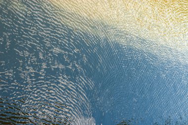 Parlak yansıma suya düştü