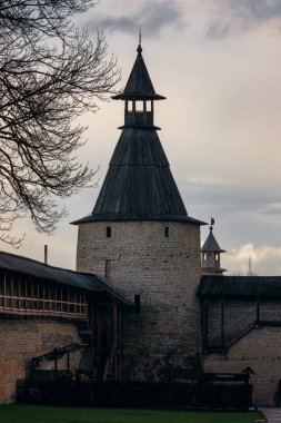 Kremlin, Pskov, Rusya 'da. Antik kale. Yaz günü taş kuleler. Turistler ve seyahat yerleri. Eski bir Rus şehri. Kartpostal gösterimi. Turist rotaları ve eğlence merkezleri