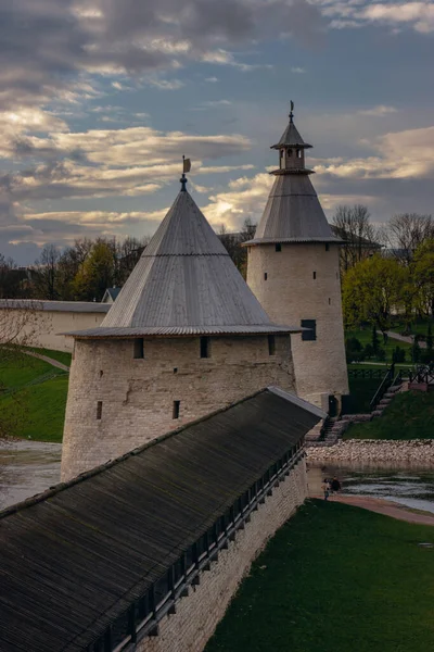 克里姆林宫在普斯科夫 俄罗斯 古老的要塞夏天的一天石塔 游客和旅行的地方 一个古老的俄罗斯城市 明信片观看 旅游路线和景点 — 图库照片