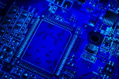 Yeni nesil nanometre teknolojisi, transistör ve işlemci elektronik ekipmanlarına dayalı yeni nesil bir mikroçip için büyük parçalar. Programlamada bilişim teknolojileri