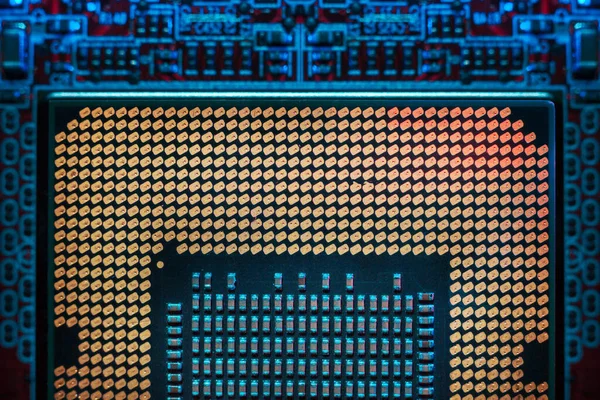 ナノメートル技術 トランジスタおよび電子機器プロセッサに基づく現代の新世代マイクロチップのクローズアップ プログラミングのIt技術 テキストの基礎 — ストック写真