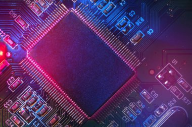 Nanometre teknolojisi, gigabit akışı ve işlemci elektroniğine dayalı yeni nesil bir mikroçip için SSD bellek depolama cihazının büyük elemanları. Programlamada bilişim teknolojileri