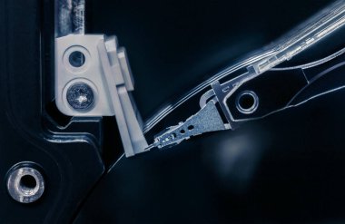 Onarım için bilgisayarın sabit diskini açtım. HDD. ps veya dizüstü bilgisayar bileşenleri. Dijital verilerin depolanması ve kurtarılması.