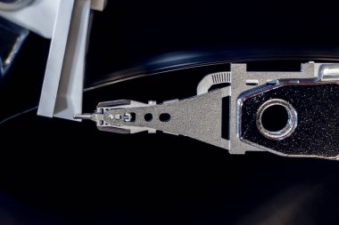 Onarım için bilgisayarın sabit diskini açtım. HDD. ps veya dizüstü bilgisayar bileşenleri. Dijital verilerin depolanması ve kurtarılması.