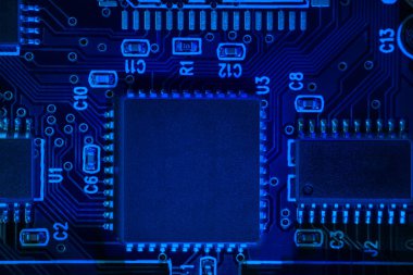 Bir panodaki yapay zeka (PCB) için yüksek teknolojili bir kontrol sistemi olan işlemci (CPU) kavramının makro yakın çekim görüntüsü, elektronik cihazın içindeki bileşenleri olan bir bilgisayarın merkezi işlem birimi