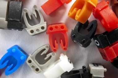 Beyaz arkaplanda kablo işaretleyici numarası, işaretleme ve kontrol için yakın plan plastik elementler