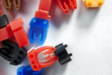 Beyaz arkaplanda kablo işaretleyici numarası, işaretleme ve kontrol için yakın plan plastik elementler