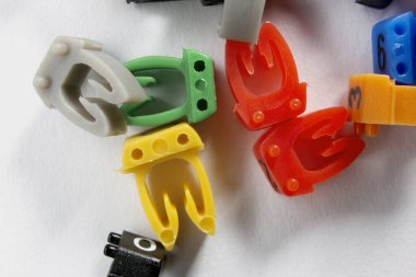 Beyaz arkaplanda kablo işaretleyici numarası, işaretleme ve kontrol için yakın plan plastik elementler