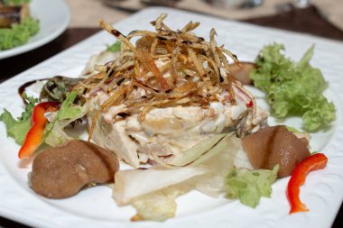 Restoran yemeği. Festival masası için salatalar. Noel zamanı. Yeni Yıl.