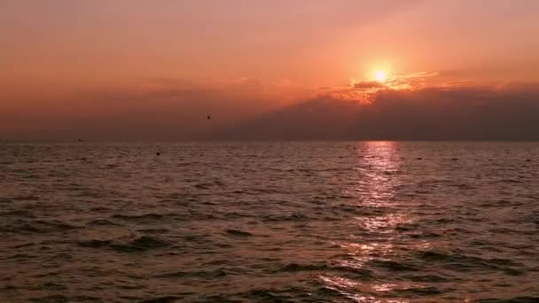 Hav Med Ljusvågor Vid Solnedgången Nedgångssolen Reflekteras Vattnet — Stockvideo