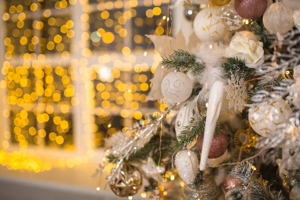 クリスマスツリーの装飾 窓にはガーランドが付いている背景がぼやけている 選択的焦点 — ストック写真