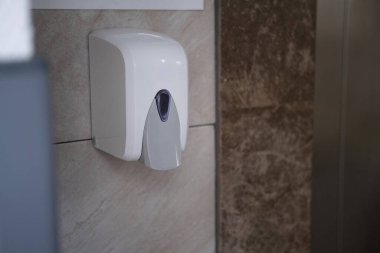 El dezenfeksiyonu için otomatik alkol makinesi. Halka açık alanda hijyen temizleyicisi..