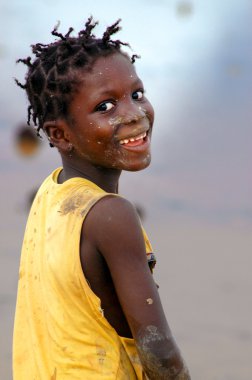 Senegal - 17 Eylül: küçük kız kameraya, 17 Eylül, 2007 carabane, Bağdat, senegal gülümseyen carabane Adası