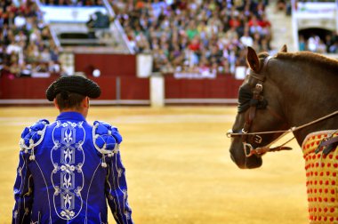 bullring girerek güreşçileri