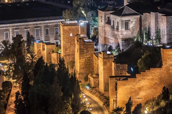 Noční pohled na Alcazabu, starý muslimský hrad ve městě malaga, s — Stock fotografie