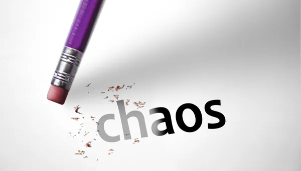 Radiergummi löscht das Wort Chaos — Stockfoto