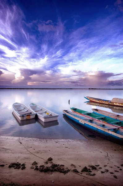 Снимок сенегальских лодок, захваченных в Сенегале — стоковое фото