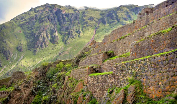 Chrámové opevnění leží, stará pevnost Inků v posvátné údolí v a — Stock fotografie