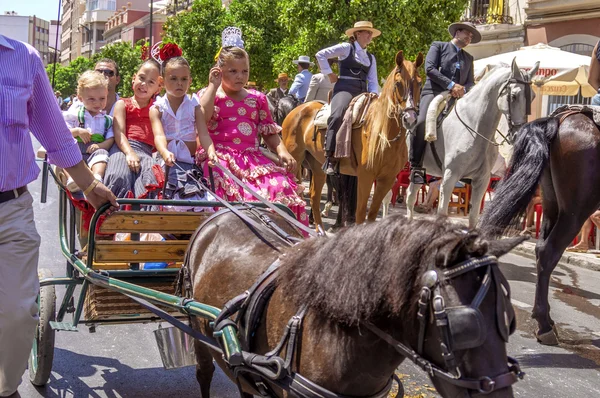 MALAGA, ESPAÑA - 14 DE AGOSTO: Jinetes y carruajes en la Feria de Agosto de Málaga el 14 de agosto de 2009 en Málaga, España —  Fotos de Stock