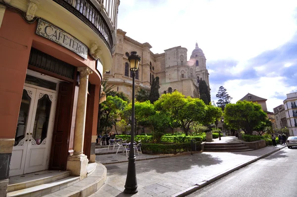 Malaga - 12 juni: straat uitzicht op de stad met cafetaria terrassen en s — Stockfoto