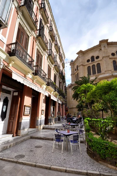 Malaga - 12 juni: straat uitzicht op de stad met cafetaria terrassen en s — Stockfoto